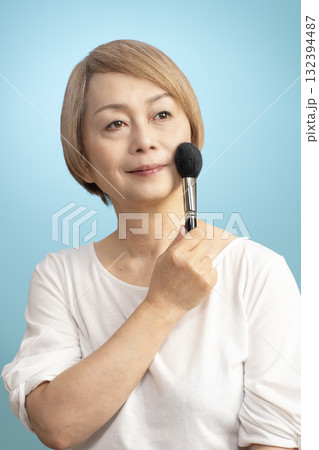 メイクをするシニア女性 メイクをするシニア女性 132394487