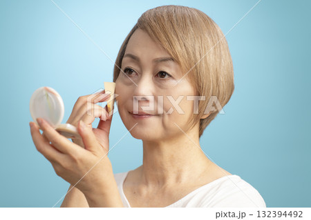 メイクをするシニア女性 132394492