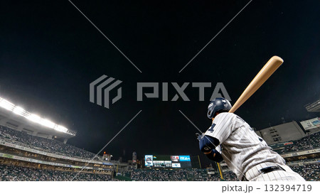 ライトアップされた夜の競技場 132394719
