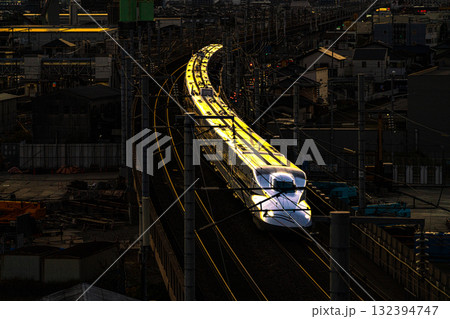 東京駅行き新幹線のぞみ　冬の夕暮れの宍甘遊園地から見た風景3　岡山県岡山市東区 132394747