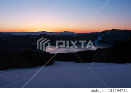 白馬さのさかスキー場 サンライズ営業で朝焼けに染まる青木湖 白馬さのさかスキー場 サンライズ営業で朝焼けに染まる青木湖 132394752