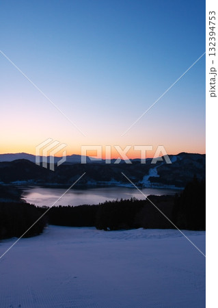 白馬さのさかスキー場　サンライズ営業で朝焼けに染まる青木湖 132394753