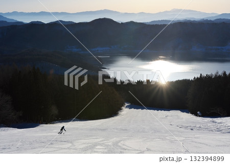 白馬さのさかスキー場　サンライズ営業で青木湖に向かって滑走 132394899