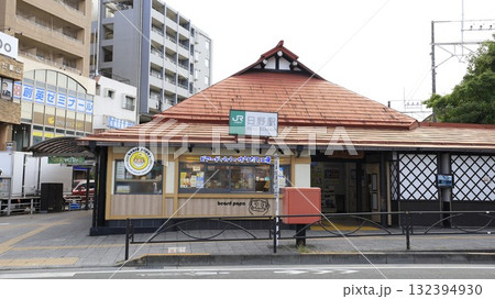 JR中央線の日野駅出入口と駅舎 JR中央線の日野駅出入口と駅舎 132394930
