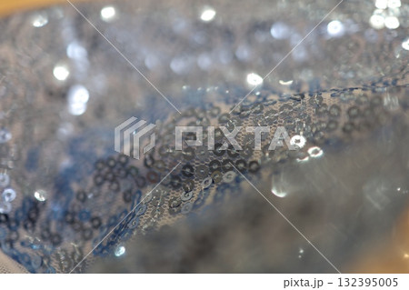 キラキラと輝く青いスパンコールの質感 キラキラと輝く青いスパンコールの質感 132395005