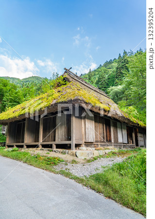 飛騨地方の平湯民俗館　旧豊坂家住宅（高山市指定文化財）江戸時代中期の古民家 132395204