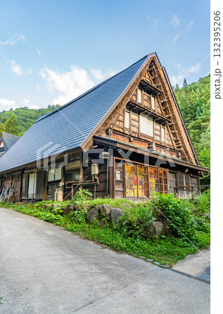 飛騨地方の平湯民俗館　旧高桑家住宅　富山県利賀村から移築した合掌造の古民家 132395206