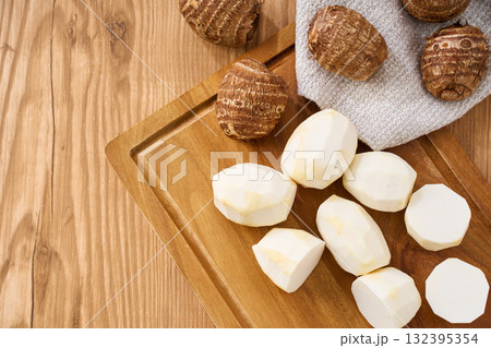 まな板で下ごしらえした里芋｜カットの調理工程 132395354