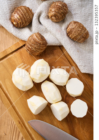 まな板で下ごしらえした里芋｜カットの調理工程 132395357