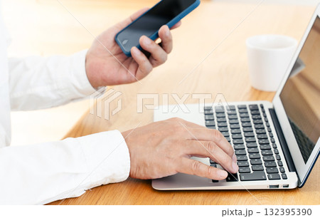 スマホを操作する男性の手元 132395390