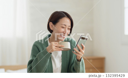 携帯を操作している女性 132395429