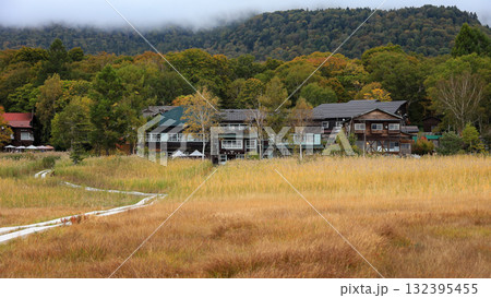 秋の尾瀬、草モミジの紅葉に包まれた尾瀬ヶ原と尾瀬沼トレッキング、群馬県,日本 132395455