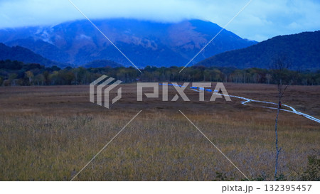 秋の尾瀬、草モミジの紅葉に包まれた尾瀬ヶ原と尾瀬沼トレッキング、群馬県,日本 132395457