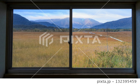 秋の尾瀬、草モミジの紅葉に包まれた尾瀬ヶ原と尾瀬沼トレッキング、群馬県,日本 132395459