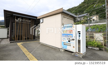 JR中央線の梁川駅 132395519