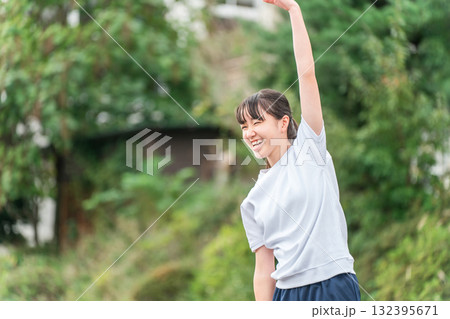 学校の校庭で準備体操する小学生,中学生,高校生の女の子・子供・生徒・児童 学校の校庭で準備体操する小学生,中学生,高校生の女の子・子供・生徒・児童 132395671