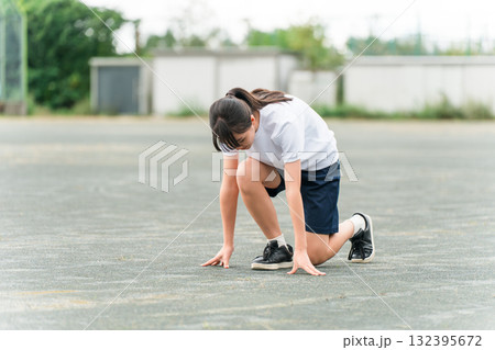 学校の校庭で走る中学生・高校生の女の子（部活・運動会・体育祭・クラスマッチ・陸上大会・陸上部） 132395672