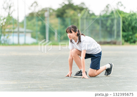 学校の校庭で走る中学生・高校生の女の子(部活・運動会・体育祭・クラスマッチ・陸上大会・陸上部) 学校の校庭で走る中学生・高校生の女の子(部活・運動会・体育祭・クラスマッチ・陸上大会・陸上部) 132395675