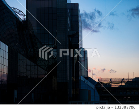 夕暮れの京都駅 夕暮れの京都駅 132395706