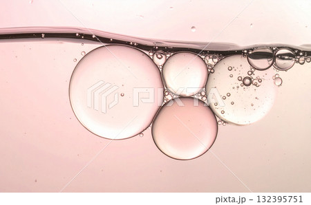 透明な水のピンクの背景テクスチャ 132395751