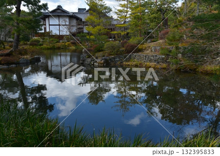 池のある等持院の庭園 132395833
