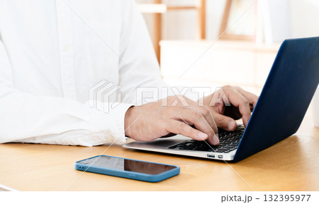 スマホを操作する男性の手元 スマホを操作する男性の手元 132395977