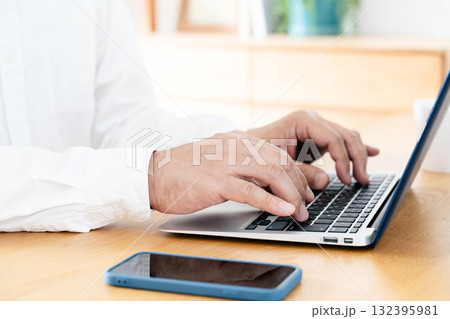 スマホを操作する男性の手元 132395981