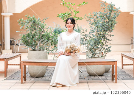 中庭,パティオにいるウェディングドレス姿の女性,新婦,花嫁 132396040