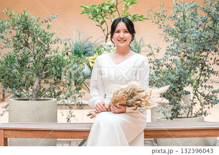 中庭,パティオにいるウェディングドレス姿の女性,新婦,花嫁 132396043