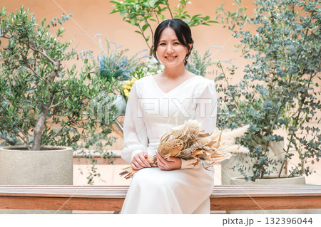 中庭,パティオにいるウェディングドレス姿の女性,新婦,花嫁 132396044