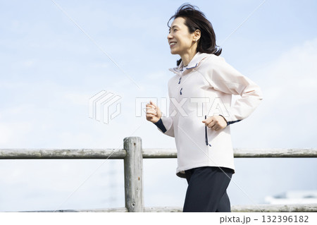 ジョギングをするミドル世代の女性 ジョギングをするミドル世代の女性 132396182