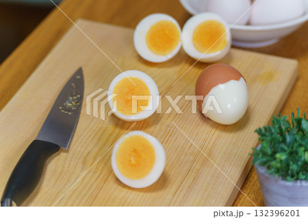 ゆで卵を包丁で半分に切る ゆで卵を包丁で半分に切る 132396201