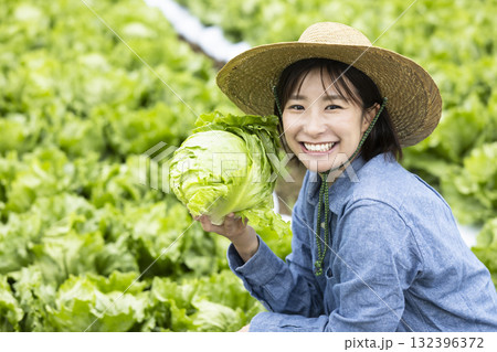 収穫した野菜を持つ女性 収穫した野菜を持つ女性 132396372
