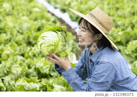 収穫した野菜を持つ女性 132396373