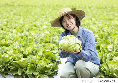 収穫した野菜を持つ女性 132396374