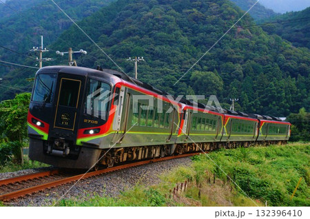 土讃線：黒川～讃岐財田　特急南風（JR四国2700系気動車・4両編成） 132396410