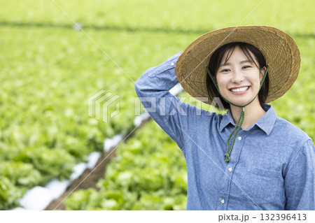農業をする若い女性 132396413