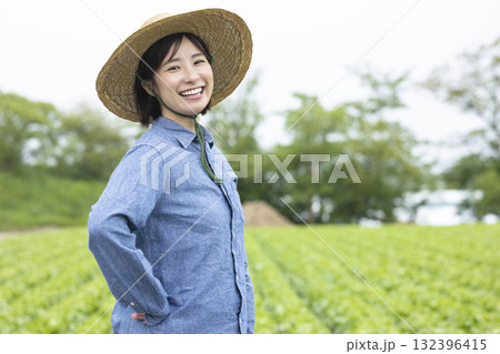 農業をする若い女性 農業をする若い女性 132396415