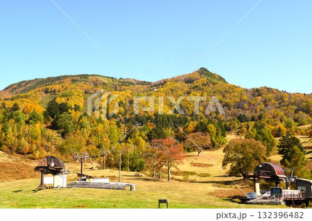 秋色に染まる志賀高原笠ヶ岳 山田牧場より望む紅葉の風景 秋色に染まる志賀高原笠ヶ岳 山田牧場より望む紅葉の風景 132396482