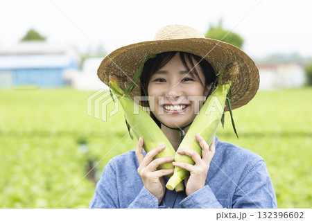収穫した野菜を持つ女性 収穫した野菜を持つ女性 132396602