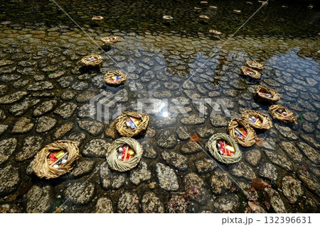 下鴨神社の一般参拝の流しびな 132396631
