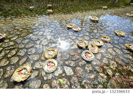 下鴨神社の一般参拝の流しびな 132396633