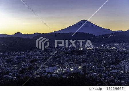 弘法山公園から見た秦野市街地と富士山 132396674