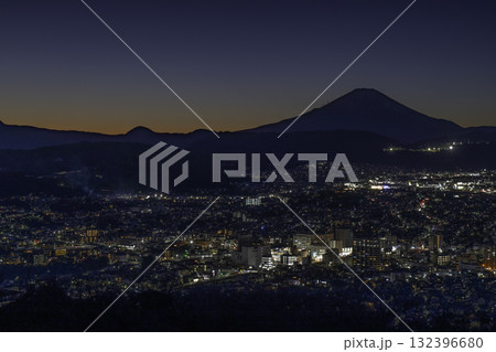 弘法山公園から見た秦野市街地と富士山 132396680