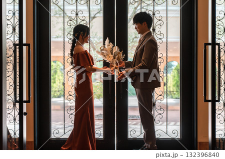 プロポーズ,披露宴,二次会,結婚式のカラードレスで登場する新郎新婦,ドレスアップした夫婦 プロポーズ,披露宴,二次会,結婚式のカラードレスで登場する新郎新婦,ドレスアップした夫婦 132396840