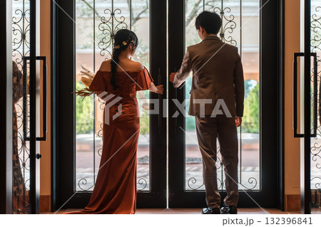 披露宴,二次会,結婚式のカラードレスで登場する新郎新婦,ドレスアップした夫婦 132396841
