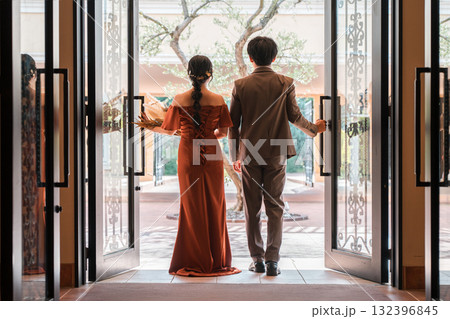 披露宴,二次会,結婚式のカラードレスで登場する新郎新婦,ドレスアップした夫婦 132396845