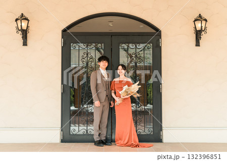 披露宴,二次会,結婚式のカラードレスで登場する新郎新婦,ドレスアップした夫婦 132396851