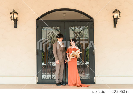 披露宴,二次会,結婚式のカラードレスで登場する新郎新婦,ドレスアップした夫婦 披露宴,二次会,結婚式のカラードレスで登場する新郎新婦,ドレスアップした夫婦 132396853