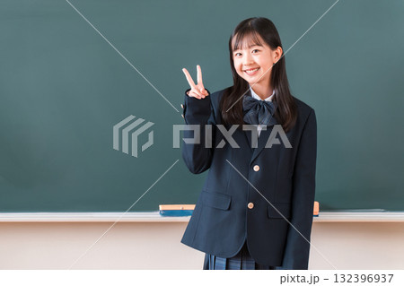 教室の黒板の前で2のサインを出す制服姿の小学生,中学生,高校生の女子生徒（カウントダウン） 132396937